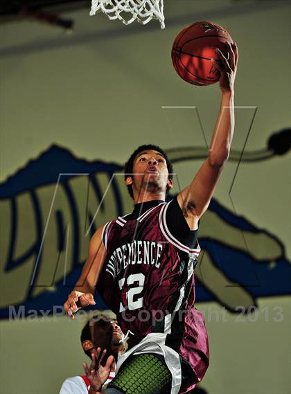 Thumbnail 2 in Vista vs. Independence (MaxPreps Holiday Classic) photogallery.