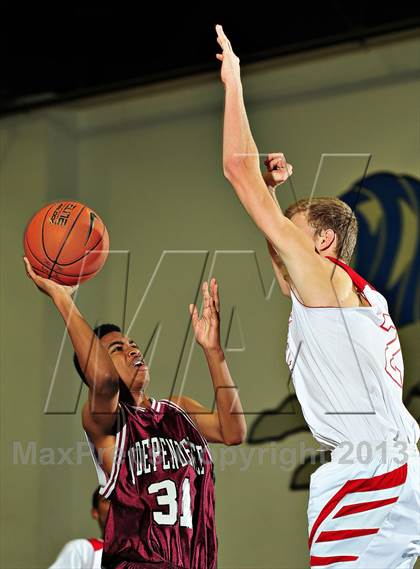 Thumbnail 3 in Vista vs. Independence (MaxPreps Holiday Classic) photogallery.