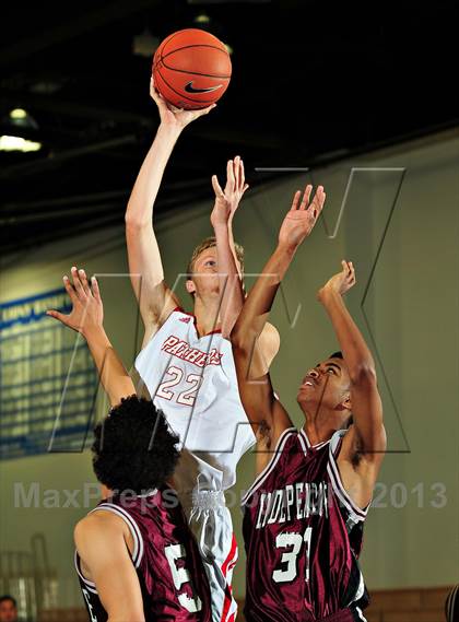 Thumbnail 2 in Vista vs. Independence (MaxPreps Holiday Classic) photogallery.