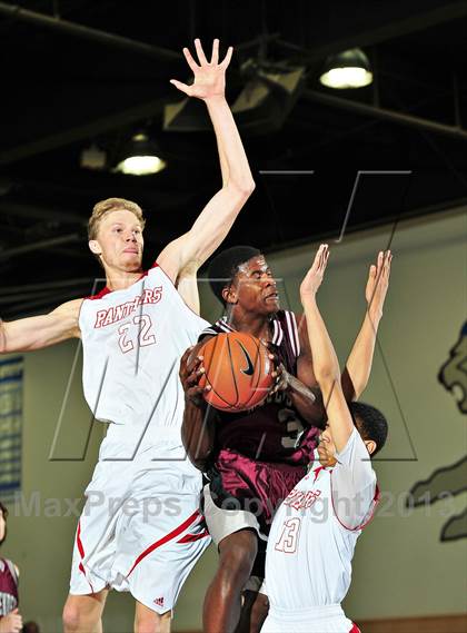 Thumbnail 1 in Vista vs. Independence (MaxPreps Holiday Classic) photogallery.