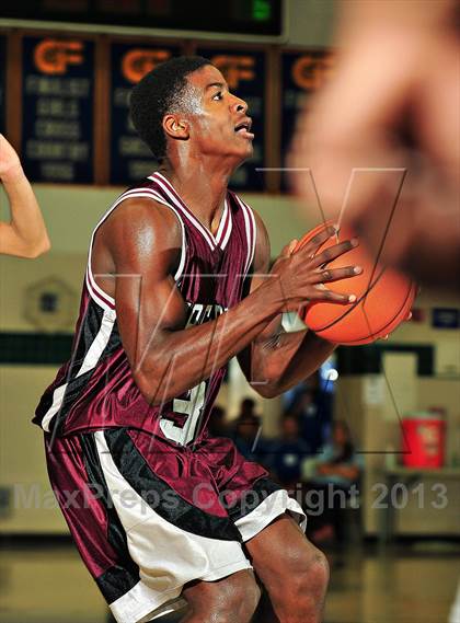 Thumbnail 1 in Vista vs. Independence (MaxPreps Holiday Classic) photogallery.