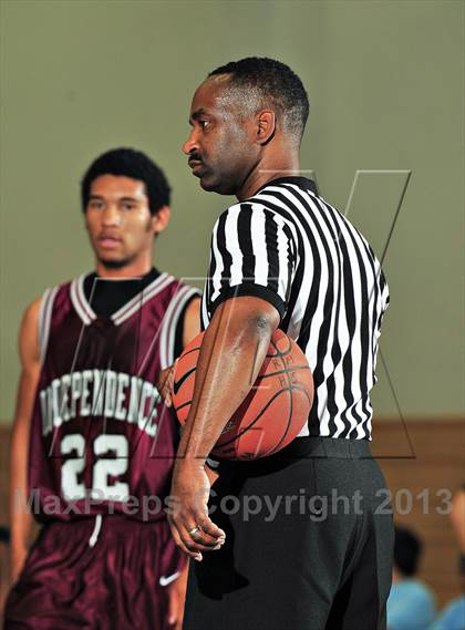 Thumbnail 2 in Vista vs. Independence (MaxPreps Holiday Classic) photogallery.