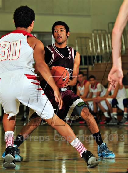 Thumbnail 2 in Vista vs. Independence (MaxPreps Holiday Classic) photogallery.