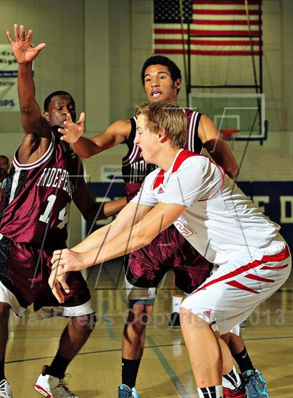 Thumbnail 1 in Vista vs. Independence (MaxPreps Holiday Classic) photogallery.
