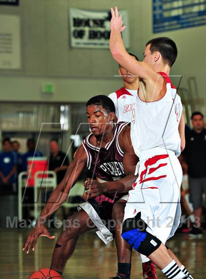 Thumbnail 1 in Vista vs. Independence (MaxPreps Holiday Classic) photogallery.