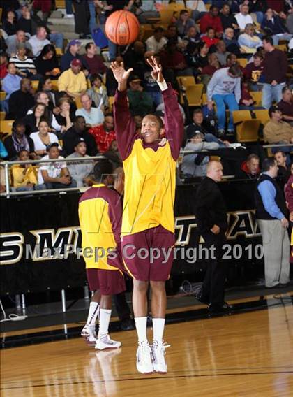 Thumbnail 3 in Mt. Vernon vs. Newburgh Free Academy (Class AA Regional Final) photogallery.