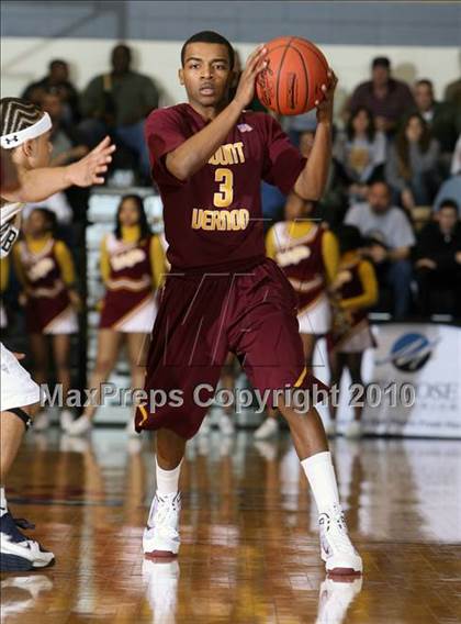 Thumbnail 2 in Mt. Vernon vs. Newburgh Free Academy (Class AA Regional Final) photogallery.
