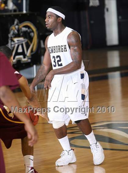 Thumbnail 3 in Mt. Vernon vs. Newburgh Free Academy (Class AA Regional Final) photogallery.