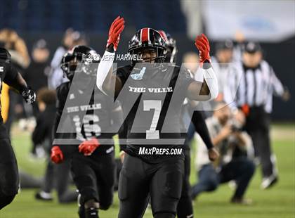 Thumbnail 1 in Archbishop Alter vs. Glenville (OHSAA D4 Final) photogallery.