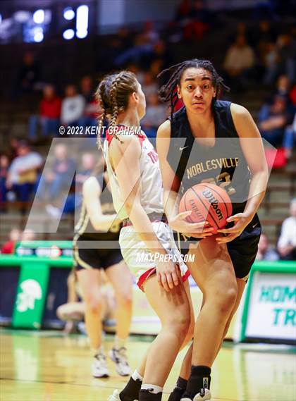 Thumbnail 2 in East Central vs Noblesville (Hall of Fame Classic) photogallery.