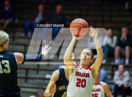 Thumbnail 3 in East Central vs Noblesville (Hall of Fame Classic) photogallery.