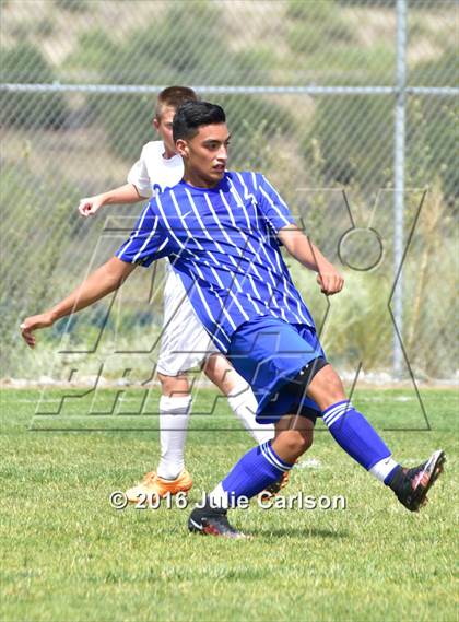 Thumbnail 2 in Bloomfield vs Lovington (Aztec Invitational) photogallery.