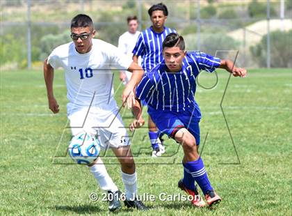 Thumbnail 3 in Bloomfield vs Lovington (Aztec Invitational) photogallery.