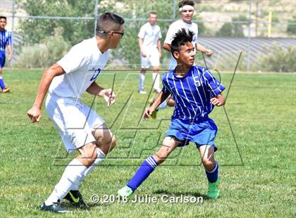 Thumbnail 2 in Bloomfield vs Lovington (Aztec Invitational) photogallery.