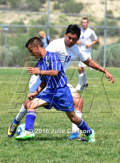 Thumbnail 1 in Bloomfield vs Lovington (Aztec Invitational) photogallery.