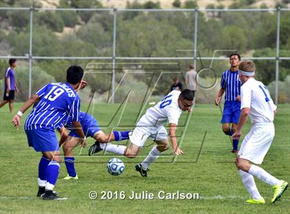 Thumbnail 2 in Bloomfield vs Lovington (Aztec Invitational) photogallery.