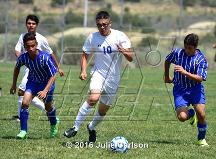 Thumbnail 2 in Bloomfield vs Lovington (Aztec Invitational) photogallery.