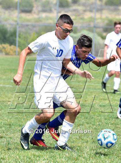 Thumbnail 3 in Bloomfield vs Lovington (Aztec Invitational) photogallery.