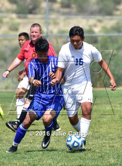 Thumbnail 3 in Bloomfield vs Lovington (Aztec Invitational) photogallery.
