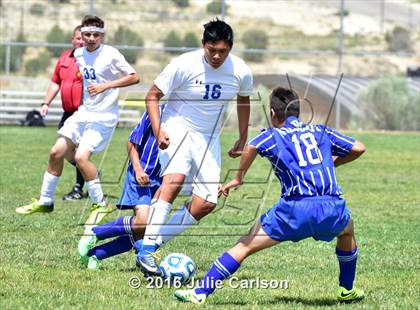 Thumbnail 2 in Bloomfield vs Lovington (Aztec Invitational) photogallery.