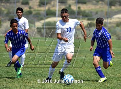 Thumbnail 3 in Bloomfield vs Lovington (Aztec Invitational) photogallery.