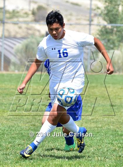 Thumbnail 2 in Bloomfield vs Lovington (Aztec Invitational) photogallery.