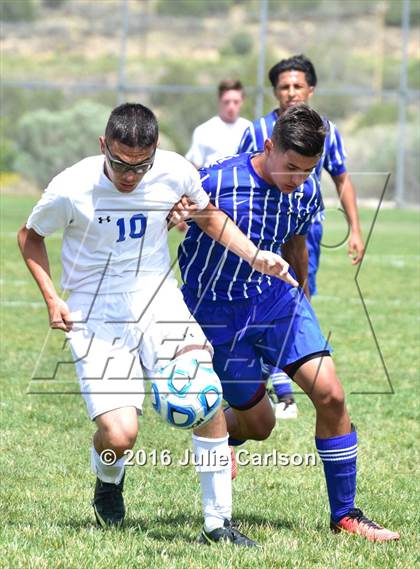 Thumbnail 2 in Bloomfield vs Lovington (Aztec Invitational) photogallery.