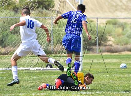 Thumbnail 1 in Bloomfield vs Lovington (Aztec Invitational) photogallery.