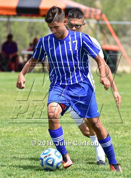 Thumbnail 3 in Bloomfield vs Lovington (Aztec Invitational) photogallery.