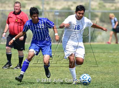 Thumbnail 2 in Bloomfield vs Lovington (Aztec Invitational) photogallery.