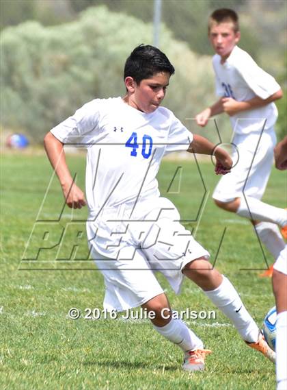Thumbnail 3 in Bloomfield vs Lovington (Aztec Invitational) photogallery.