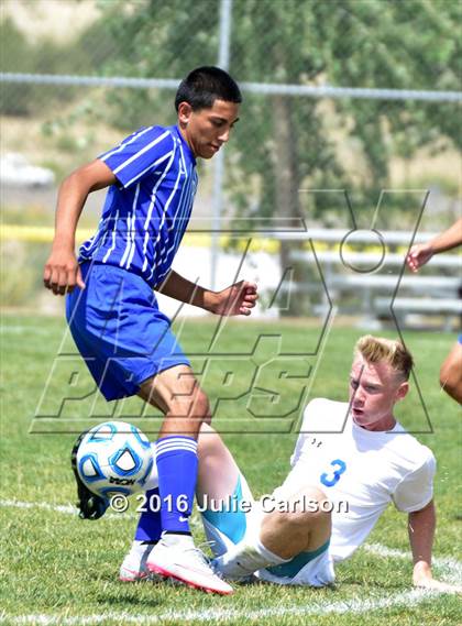 Thumbnail 2 in Bloomfield vs Lovington (Aztec Invitational) photogallery.