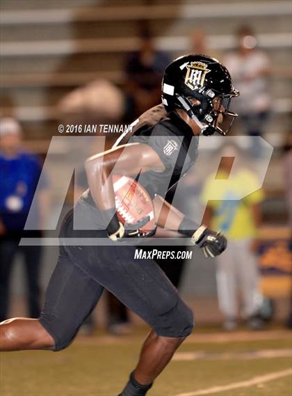 Thumbnail 1 in Servite vs. Bishop Amat photogallery.