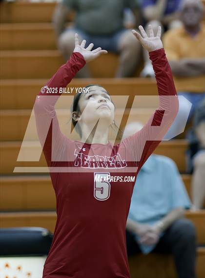Thumbnail 2 in Grand Saline vs Terrell photogallery.