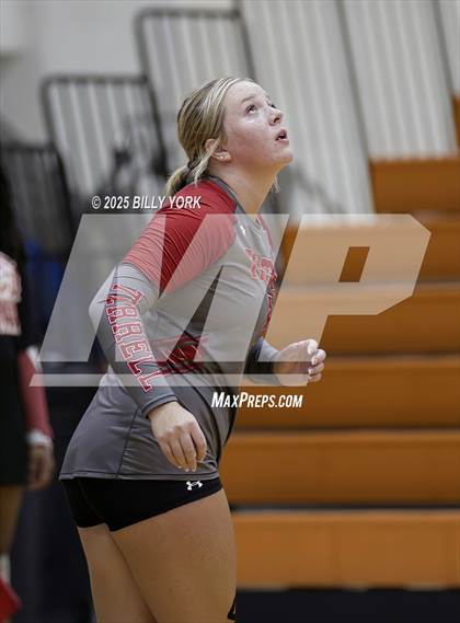 Thumbnail 2 in Grand Saline vs Terrell photogallery.