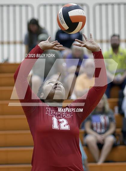 Thumbnail 2 in Grand Saline vs Terrell photogallery.