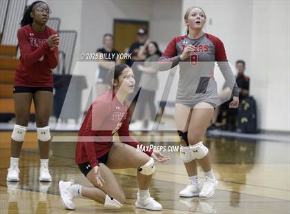 Thumbnail 3 in Grand Saline vs Terrell photogallery.