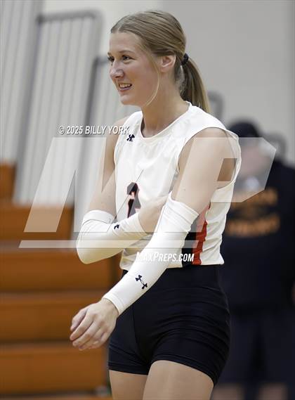 Thumbnail 1 in Grand Saline vs Terrell photogallery.
