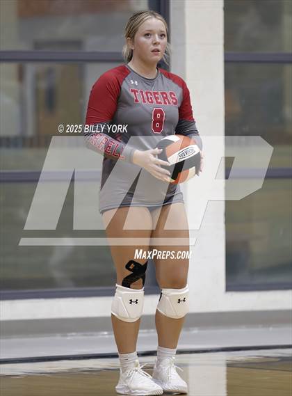 Thumbnail 2 in Grand Saline vs Terrell photogallery.