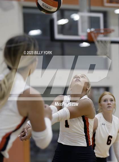 Thumbnail 1 in Grand Saline vs Terrell photogallery.