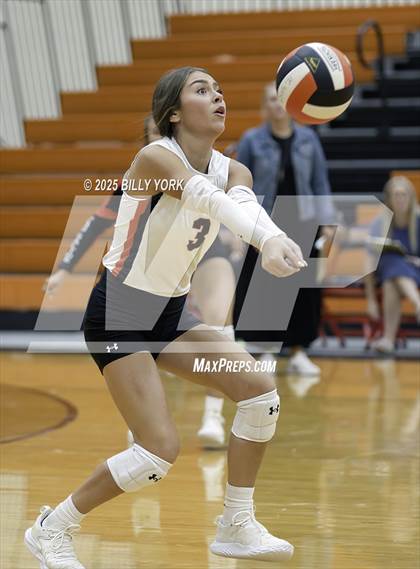 Thumbnail 1 in Grand Saline vs Terrell photogallery.