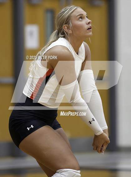 Thumbnail 2 in Grand Saline vs Terrell photogallery.