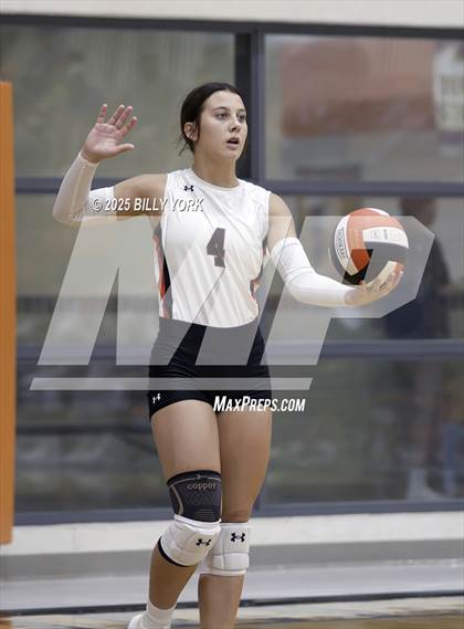 Thumbnail 2 in Grand Saline vs Terrell photogallery.