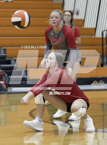 Thumbnail 2 in Grand Saline vs Terrell photogallery.