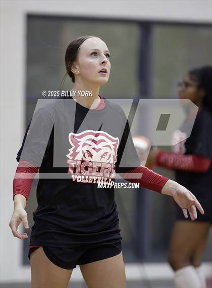 Thumbnail 3 in Grand Saline vs Terrell photogallery.