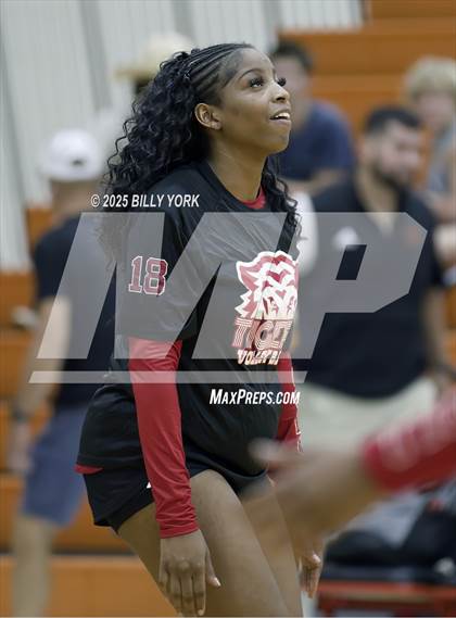 Thumbnail 2 in Grand Saline vs Terrell photogallery.