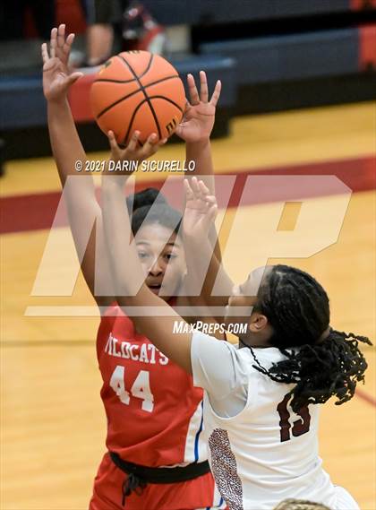 Thumbnail 2 in Hamilton vs. St. Ignatius (Nike Tournament of Champions) photogallery.