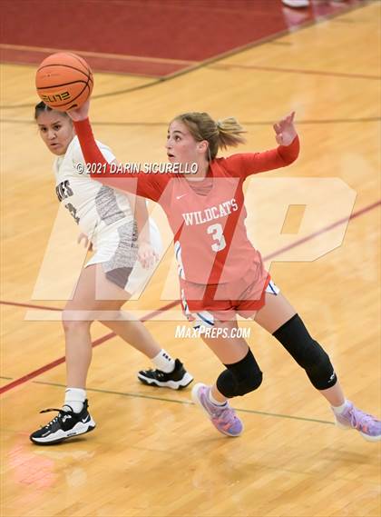 Thumbnail 3 in Hamilton vs. St. Ignatius (Nike Tournament of Champions) photogallery.