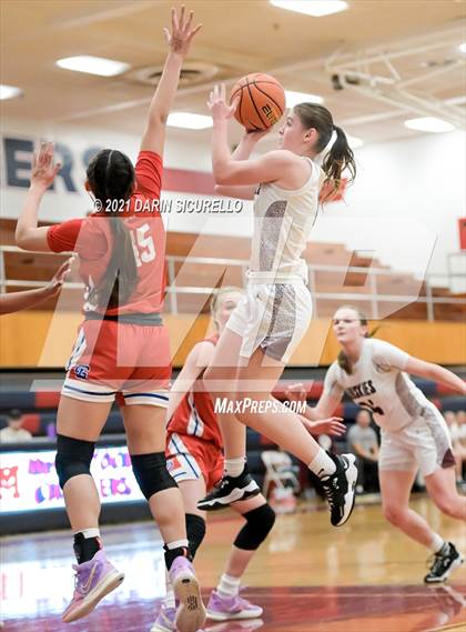 Thumbnail 2 in Hamilton vs. St. Ignatius (Nike Tournament of Champions) photogallery.