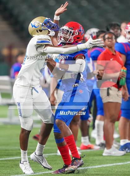Thumbnail 3 in Sam Houston vs Lakeview Centennial photogallery.